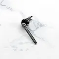 Spilla a fiammifero in smalto nero minimalista con fiamme su marmo bianco puro - Xz0355