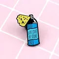 Blauer Emaille-Sprühflaschen-Anstecknadel mit Bullshit Be Gone Text auf rosa Fliesen - Sprühdosen-Stil (XZ0430)