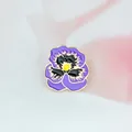 Elegante spilla in smalto a forma di viola del pensiero con centro nero e bordi dorati - Xz0352