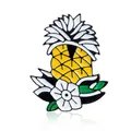 Broche en émail ananas jaune vif avec fleur blanche et feuilles vertes sur fond blanc - Ananas / Fleur d'ananas (XZ0421)