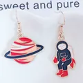 Pendientes largos asimétricos de astronauta y planeta con esmalte de colores vivos - Estilo de Planeta y Astronauta Asimétricos (EAR1198-7)