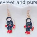 Primer plano de bonitos pendientes de astronauta esmaltados con ganchos dorados - Estilo de Astronauta Azul Marino (EAR1198-3)