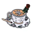Emaille speld in punkstijl met koffiekopje, rode roos en groen blad op witte achtergrond - Xz0593