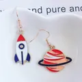 Detalle de pendientes asimétricos de astronauta sobre plato de porcelana de corazón - Estilo de Cohete y Planeta Asimétricos (EAR1198-9)