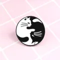 Spilla smaltata gatto bianco e nero design yin yang con finitura in lega lucida - Stile Gatti che si Abbracciano Bianco e Nero (XZ0528)