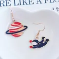 Pendientes largos asimétricos de astronauta y Saturno con acabado en oro rosa - Estilo de Saturno y Astronauta Asimétrico (EAR1198-10)
