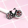 Broche de bicicleta en esmalte con detalles rojos y blancos sobre fondo de rejilla rosa - Bicicleta Rojo Blanco Negro (XZ0557)