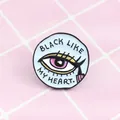 Pin's oeil émaillé rond avec slogan Black Like My Heart sur fond à carreaux rose - Style d'Œil Black Like My Heart (XZ0563) / Bleu/Noir