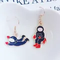 Pendientes asimétricos de astronauta con tema de Saturno en esmalte azul oscuro y dorado - Estilo de Dos Astronautas Asimétricos (EAR1198-11)