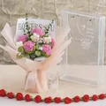 Bouquet de roses roses crochetées main dans un sac cadeau transparent avec ruban - Grand Bouquet Rose (Nouveau Rose Rose, 5 Fleurs, Grande Boîte PET)