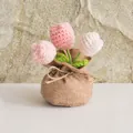 Detalle de tulipanes rosas tejidos a mano en maceta de arpillera para decoración - Bolsa de la Suerte Tulipán / Rosa