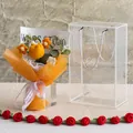 Handgehäkelter orangefarbener Tulpenstrauß in einer transparenten Geschenkbox mit Schleife - Mittlere PET-Box / Orange