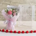 Handgefertigter gehäkelter rosa Tulpenstrauß in klarer Geschenktüte mit Karten - Mittlere PET-Box / Dunkelrosa