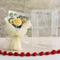 Handgehäkelter Blumenstrauß mit Rosen und Gänseblümchen in gelber Geschenkverpackung - Farbverlauf Gelb Rose-Mittel PET Box