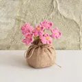 Handgefertigter Häkel-Blumentopf mit rosa Strickblumen in rustikaler Jute-Basis Deko - 6-Kopf tiefrosa Vergissmeinnicht-Stil