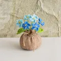Handgefertigte gehäkelte blaue Blumen im Topf mit rustikaler Sackleinen-Basis - 6-Kopf Vergissmeinnicht mit blauem Farbverlauf