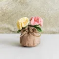 Œillet fait main au crochet dans un sac en toile de jute pour cadeau de fête des mères - Rose Jaune
