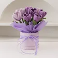 Handgefertigter lila Häkel-Tulpenstrauß in einer passenden lavendelfarbenen Box - Offene Lila Tulpe