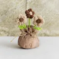 Rosa hecha a mano a ganchillo en bolsa de arpillera para decoración del hogar - Flor de Soplo de Bolsa de la Suerte Café / Marrón