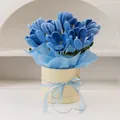 Handgestrickter blauer Tulpenstrauß in beiger Geschenkbox mit blauer Schleife - Offene Blaue Tulpe
