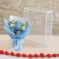 Handgehäkelter Tulpen- und Gänseblümchenstrauß in Blau mit einer PVC-Geschenktasche - Mittlere PET-Box / Blau