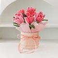 Handgefertigter Häkel-Tulpenstrauß in rosa in einer beigen Geschenkbox mit Schleife - Offene Rosa Tulpe