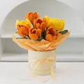 Handgefertigter Häkel-Tulpenstrauß mit orangefarbenen und gelben Blumen in weißer Geschenkbox - Offene Orangefarbene Tulpe