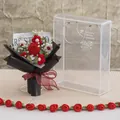 Handgefertigter Häkelblumenstrauß in Rot mit weißem Akzent in klarer PVC-Geschenktasche - Mittlere PET-Box / Rot