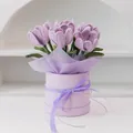 Handgefertigter Häkel-Tulpenstrauß in violetter runder Geschenkbox mit eleganter Schleife - Offene Helllila Tulpe