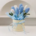 Handgefertigter blauer und weißer Häkel-Tulpenstrauß in blauer Zylinder-Geschenkbox - Geschlossene Blaue Tulpe