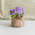 Handgehäkelte lila Vergissmeinnicht Blume in Leinensack für Tischdekoration - 6-Kopf lila Vergissmeinnicht-Stil