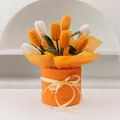 Handgestrickter Tulpenstrauß in Orange und Weiß in einer schicken Geschenkbox - Geschlossene Orangefarbene Tulpe