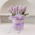 Handgehäkelter violetter Tulpenstrauß in passender runder Geschenkbox mit Seidenband - Geschlossene Lila Tulpe