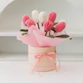 Handgefertigter Häkel-Tulpenstrauß in rosa und weiß in einer runden Geschenkbox - Geschlossene Rosa Tulpe