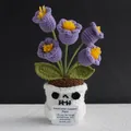 Tulipano lavorato a maglia viola in vaso a teschio bianco con biglietto motivazionale - Mughetto a 5 Teste Viola