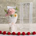 Bouquet de œillets tricotés roses avec marguerites dans une boîte cadeau transparente - Pure Pink Carnation Small Pack