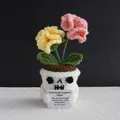 Pianta in vaso a forma di teschio all'uncinetto con fiori e biglietto di supporto - Garofano Rosa Giallo
