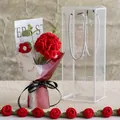 Bouquet de œillets faits à la main au crochet dans un sac cadeau avec ruban élégant - Red Carnation Small Pack