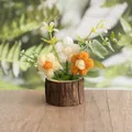 Handgefertigte Häkel-Tulpen im Topf mit drei bunten Blumen auf einem Naturholzsockel - Gelbe Puffblumen