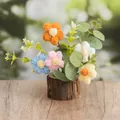 Handgehäkelte bunte Tulpen im Topf mit rustikalem Holzsockel für die Schreibtischdekoration - Rosa Puffblumen