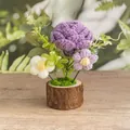 Handgefertigte Häkelblumen im Topf aus Holzstumpf in Violett und Weiß Optik - Rosenlila