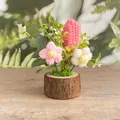 Handgehäkelte Topfpflanze mit rosa Blumen und Holzsockel für die Heimdekoration - Rosa Geschlossene Tulpe