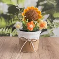 Handgefertigte gehäkelte Sonnenblume im Topf mit kleinen Gänseblümchen und Jute-Deko - Sonnenblume - Großer Topf