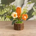 Handgehäkelte orangefarbene Tulpe im Topf mit rustikalem Holzsockel Deko - Orange Geschlossene Tulpe