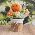 Handgefertigte Häkel-Sonnenblume im Topf mit süßem Smiley und Mini-Blüten - Lächelnde Sonnenblume - Großer Topf