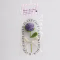 Handgehäkelte lila Rose als Geschenkset in Klarsichtverpackung mit goldenem Band - Hellviolette Rose