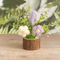 Gehäkelter weiß-lila Blumenstrauß im Topf auf einem natürlichen Holzsockel - Helllila Geschlossene Tulpe