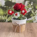 Handgefertigte Häkel-Topfrose in Rot mit kleinen Blüten und dekorativer Schleife - Rote Rose - Großer Topf