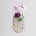 Handgefertigte Häkelrose in Dunkelviolett mit Geschenkverpackung und Satinband-Deko - Dunkelviolette Rose