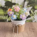 Handgefertigter Häkel-Tulpen-Blumentopf mit rosa Blüten und weißem Weidenkorb-Design - Lila Puffblume - Großer Topf